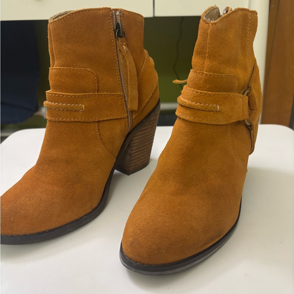 Chic Suede Ankle Booties in Rich Tan